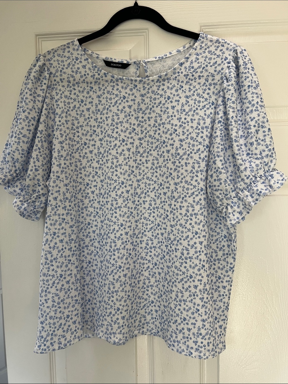 Dokotoo White and Light Blue Floral Puff-Sleeve Top